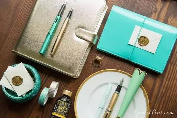 承认吧，开学只是你换新文具的借口而已