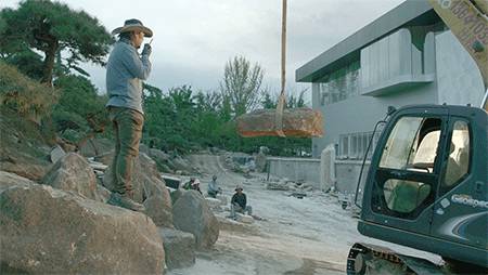 身价数十亿的他除了去无人区摄影，险些丧命，还用了6年时间和30多位石艺老匠人打造了一家不想挣钱的艺术馆