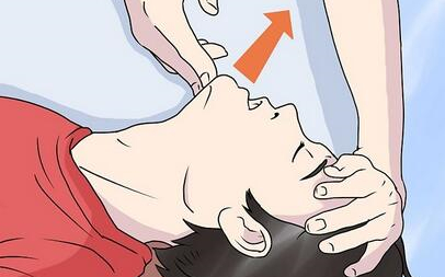 老人摔倒不扶老人去世要负什么责,老人摔倒没人敢扶好心姑娘送医院