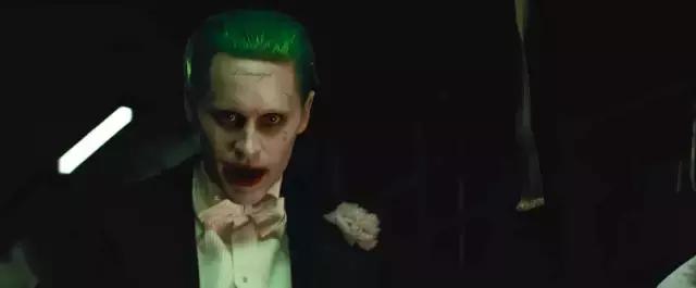 这个痞气满满的小丑，是人群中最扎眼的那个