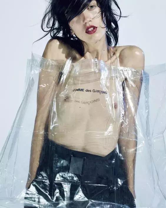 时日谈丨不仅仅是小红心川久保玲的解构主义风格探析