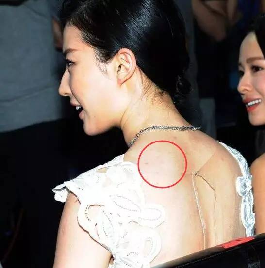 露背婚纱款式,露背婚纱怎么穿好看