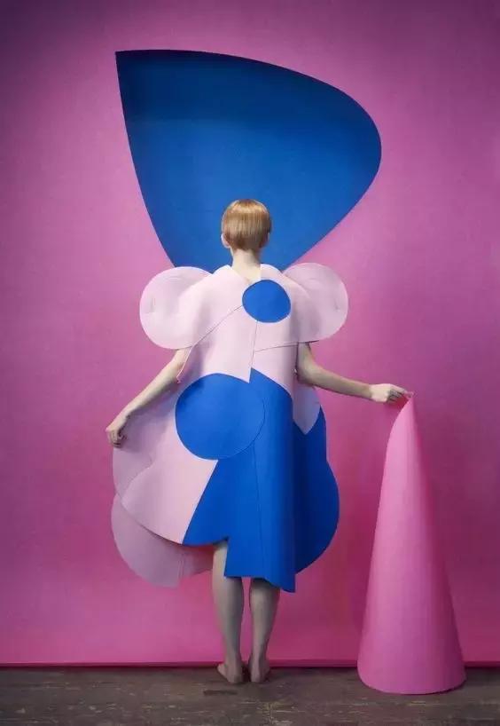 时日谈丨不仅仅是小红心川久保玲的解构主义风格探析