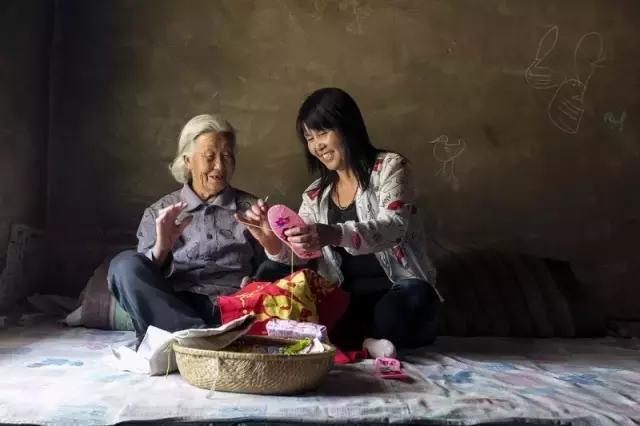 老房子里收藏有100万颗纽及巧手妈妈家族三代人缝缝补补的故事