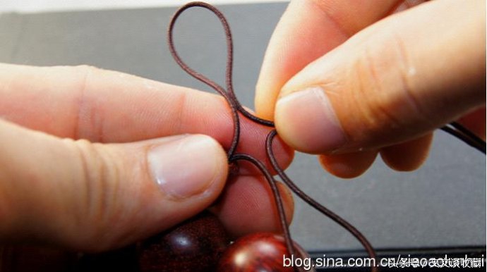 单股弹力绳手串收尾打结图解,穿手串的方法视频教程