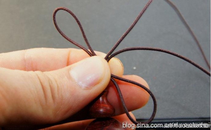 单股弹力绳手串收尾打结图解,穿手串的方法视频教程