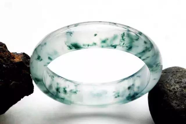 飘花翡翠，为啥常与冰飘南红PK？