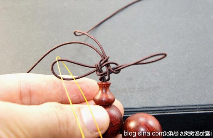 单股弹力绳手串收尾打结图解,穿手串的方法视频教程