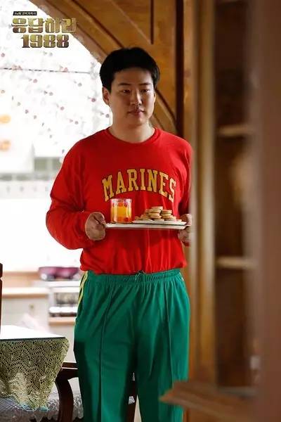 卫衣穿搭加校服,卫衣的最佳搭配方法