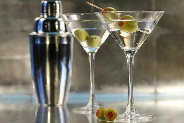 鸡尾酒杯大小型号怎么选,鸡尾酒杯子怎么拿