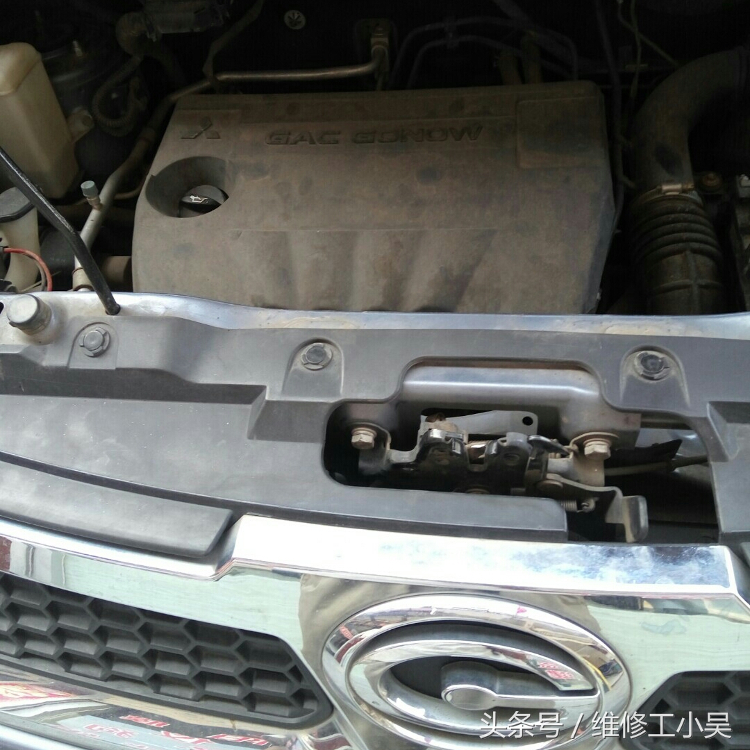 拆掉汽车地板革,拆下来的汽车座椅