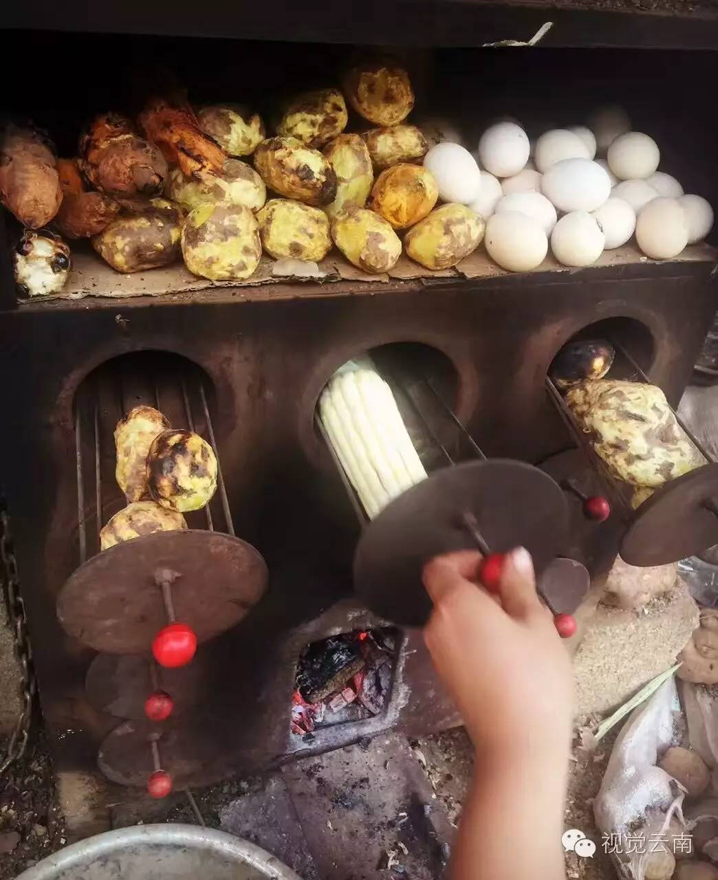 云南特色小吃玉米面饼,云南街边小吃洋芋饼怎么搞