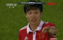 国足过人踩球被失误gif,国足5:1马来西亚gif