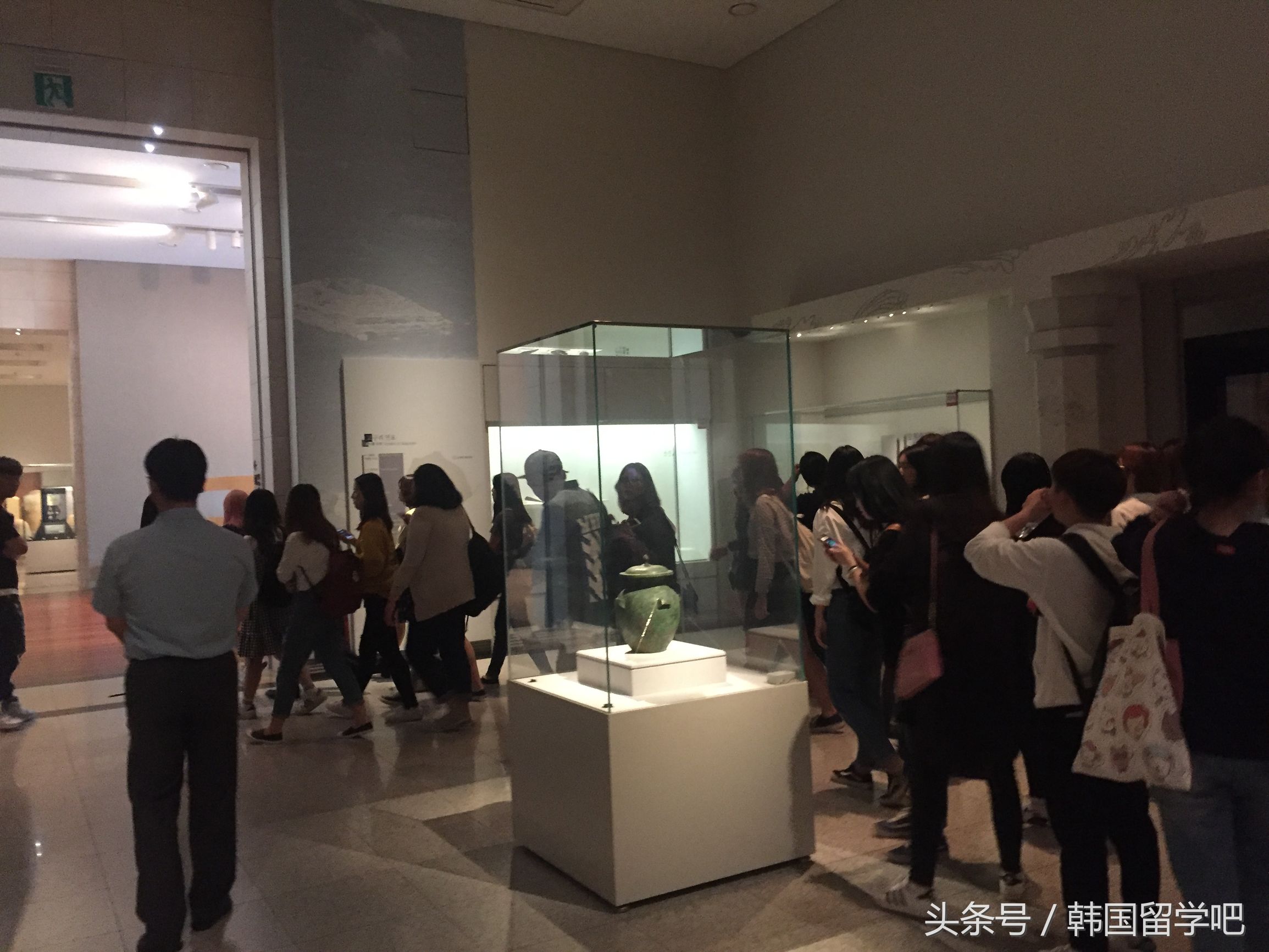 老教授带学生去山洞找文物,韩国教授来到中国博物馆