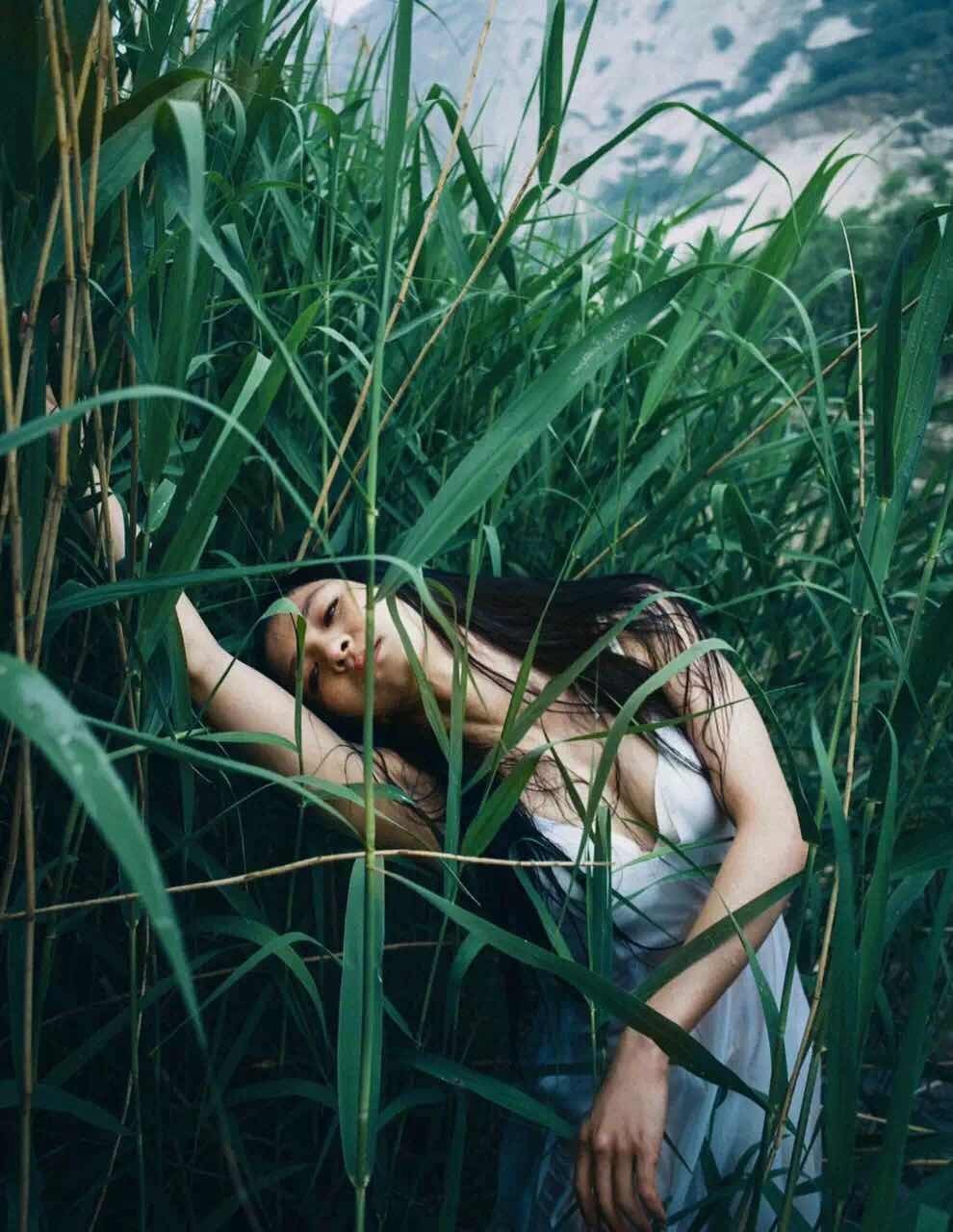 神思远丨少女有一些神性，不近人世肢体完美