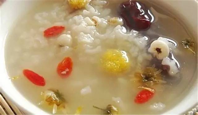 晨起口苦牙龈出血啥原因,晨起口苦有黄痰怎么回事