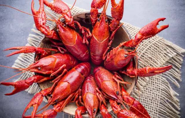 吃龙虾得肠胃炎索要赔偿,吃小龙虾住院了可以理赔吗