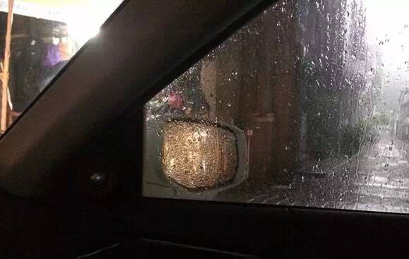 春季雨天行车技巧,雨天怎样保持驾车视线清晰