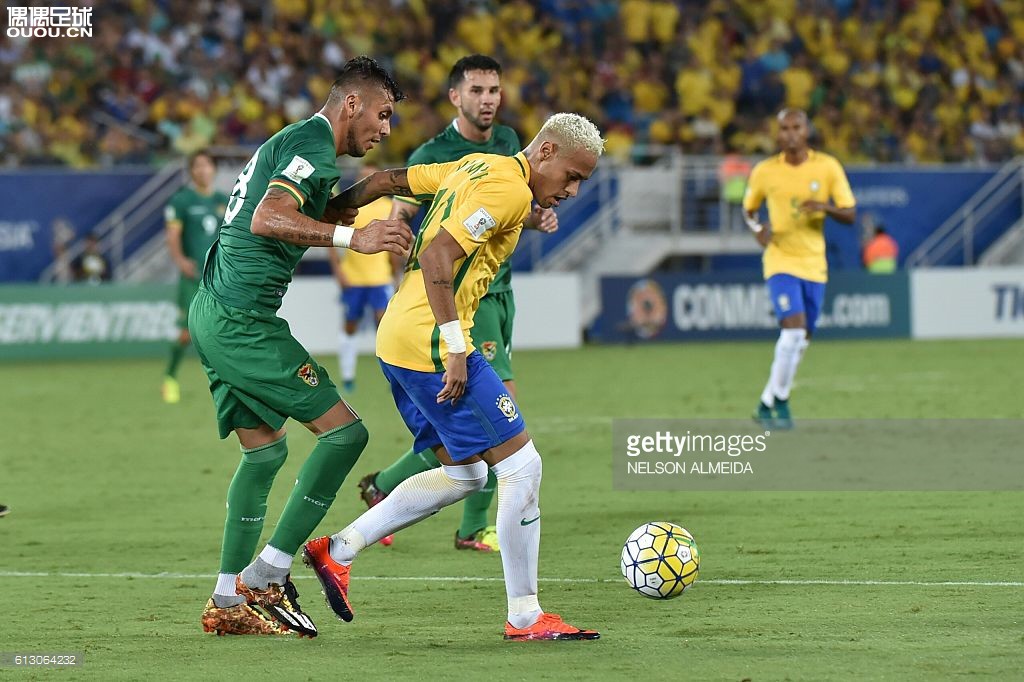 橄榄球鞋乱入！玻利维亚球员亚斯曼世预赛成功炫鞋