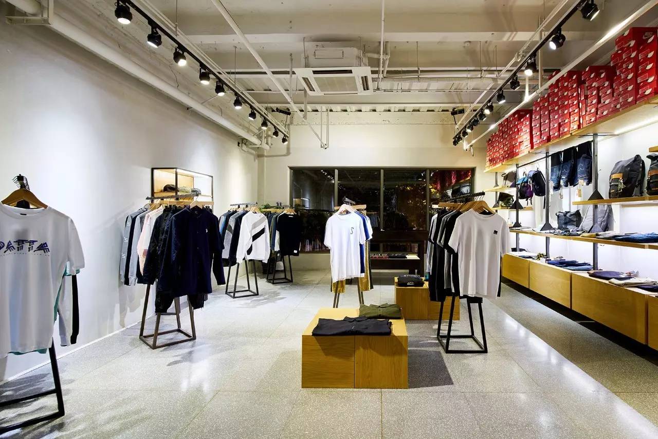 我们在上海拍下了15位潮流工作者，还给你介绍20间最新最好玩的潮店！