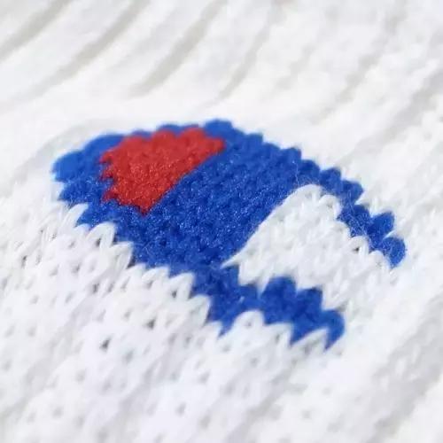 穿了一件特别新的卫衣,穿了一件很喜欢的卫衣