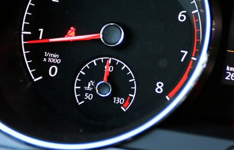 原地热车水温上来了还是吹凉风,天冷一般热车几分钟温度上来