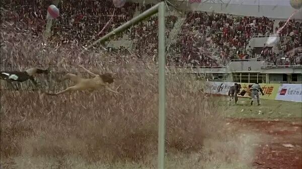 周星驰与吴孟达少林足球唱歌片段,少林足球周星驰吴孟达找陈国坤