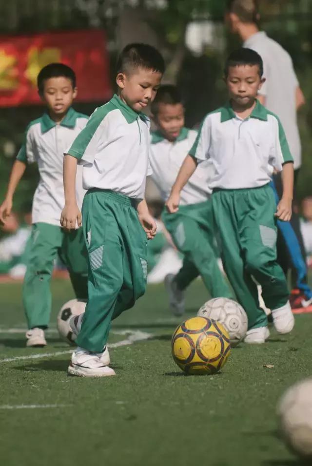 校园足球赛决赛开赛,校园足球邀请赛落幕