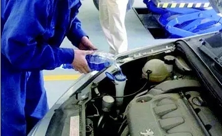 玻璃水喷歪了怎么办？一根针解决问题