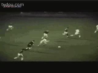 犯罪式过人原版,球王贝利过人精彩盘点