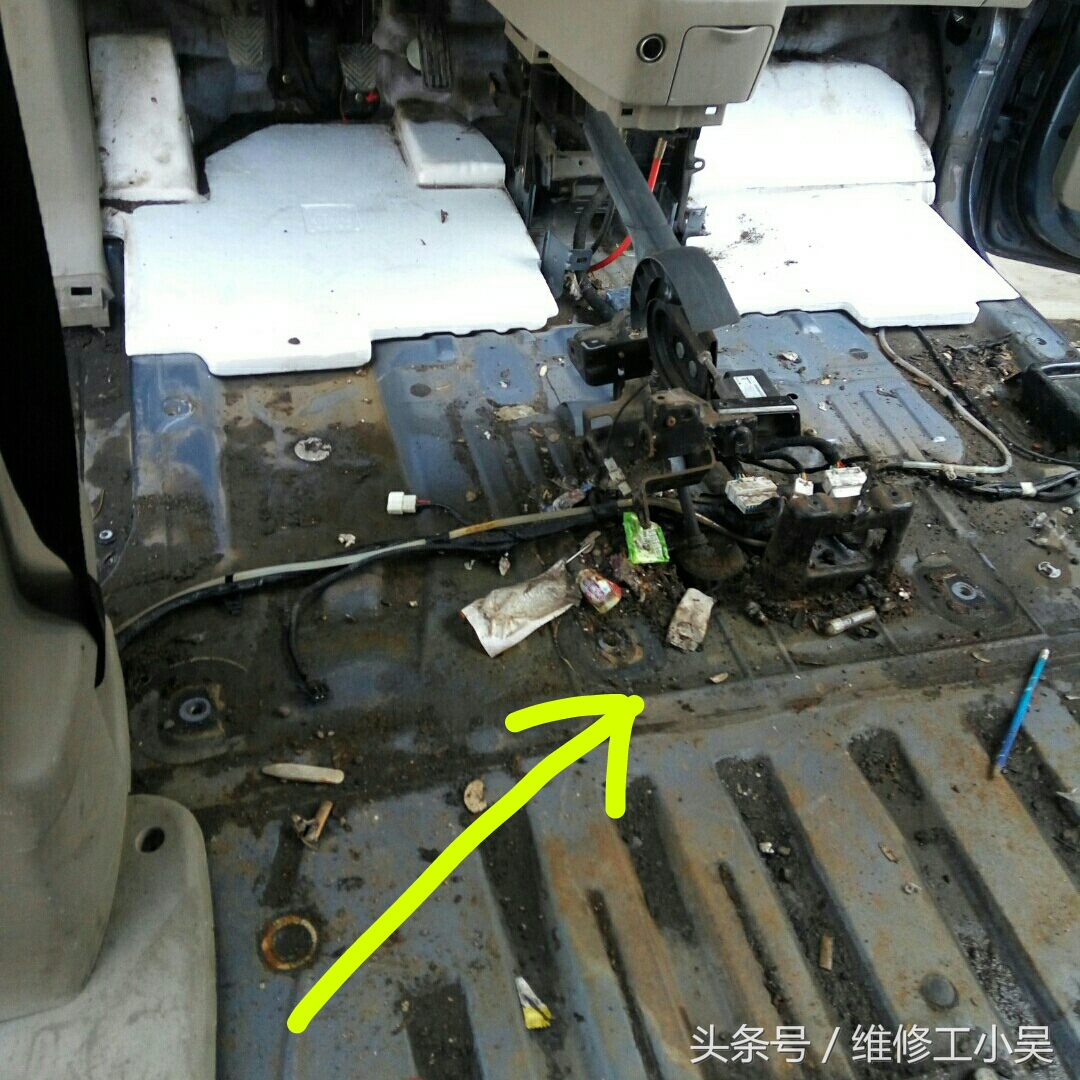 拆掉汽车地板革,拆下来的汽车座椅