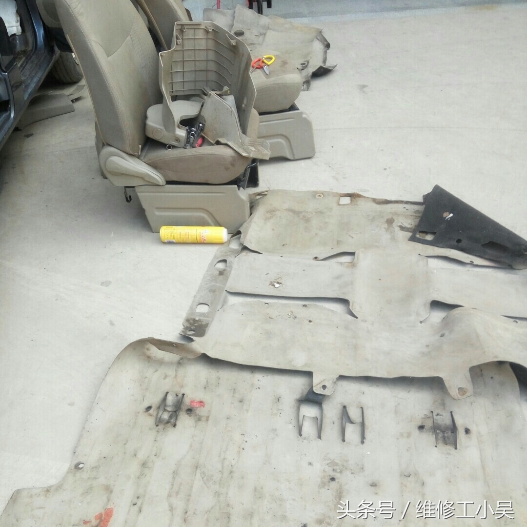 拆掉汽车地板革,拆下来的汽车座椅