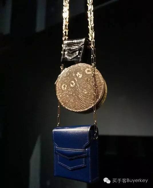 手拿包女推荐真皮徽章款,新款女士手拿包百搭大容量