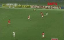 国足过人踩球被失误gif,国足5:1马来西亚gif