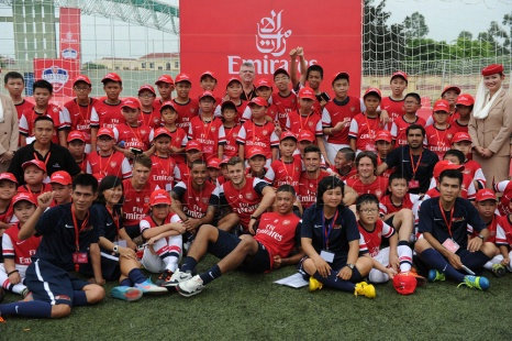 皇马球衣上面的fly,皇马球衣上flyemirates是什么意思