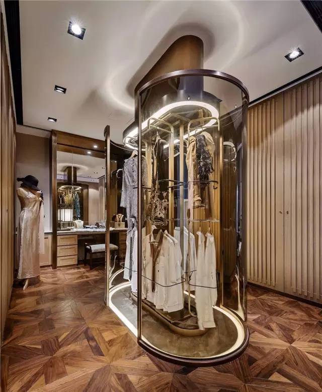 一处九间堂，梁志天、凌子达的不同演绎