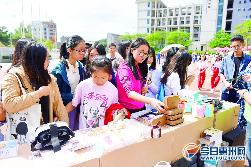 “匠心·城造”创意创新创业展学生摆摊秀产品