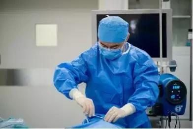 宝宝一打喷嚏就两桶鼻涕,孩子一直打喷嚏流鼻涕一年了