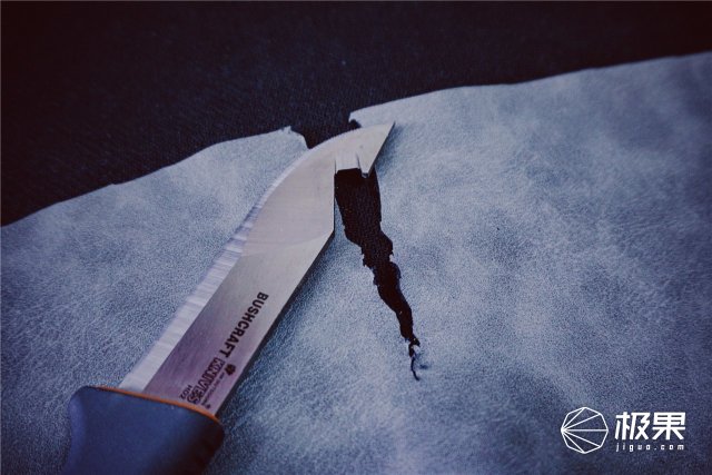 这盒子还没手掌大，里面的工具却比工具箱还全，野外保命全靠它