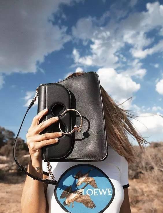 现在流行的包包小众,这款包包适合什么年龄段的人用