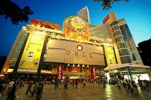 这一家酒店有门童，叫“白手套”。