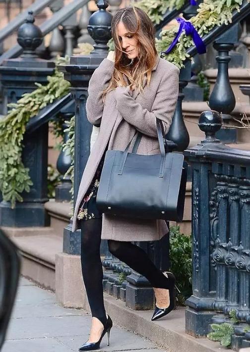 你看,那个人还在穿90年代的踩脚裤!