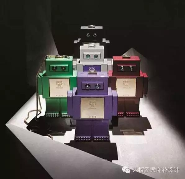 mcm铆钉链条包的铆钉是什么材质的,mcm粉色牛皮包