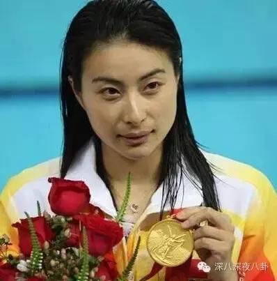 坐拥百亿身家,路边买20元童装,这对豪门夫妇最让人心旷神怡