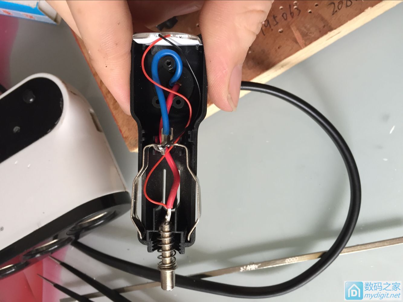 先科车充拆解,先科车载一拖三充电器维修