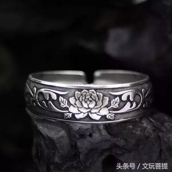 银饰品为什么会变黑,银饰品变黑了怎么办一招教你变新