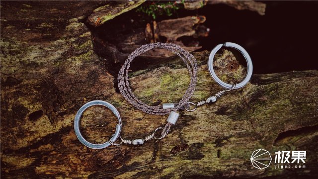 这盒子还没手掌大，里面的工具却比工具箱还全，野外保命全靠它