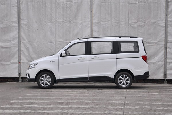 五菱宏光挑战丰田霸道4.0,五菱宏光挑战一切