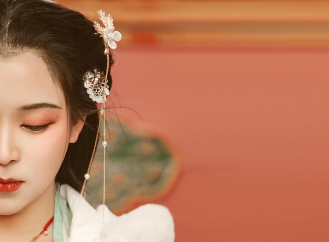 侧妃为了讨好墨连城把毒酒喝了,侧妃给寒寒下毒