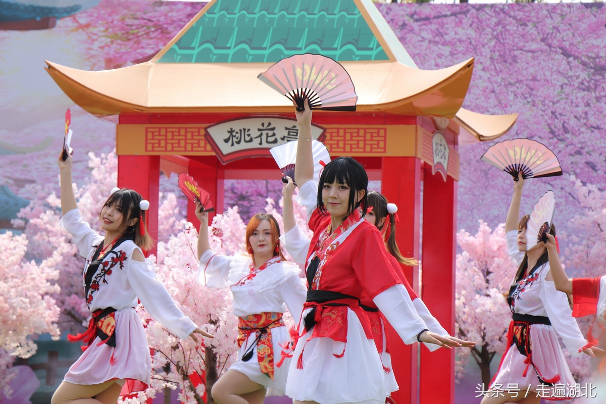 汉服赏花武汉,穿汉服赏桃花林